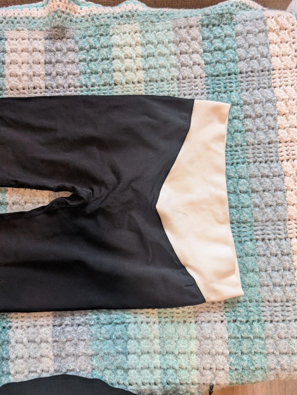 High-Waist‎ Black Leggings with Cream V-Shaped Waistband Size Large